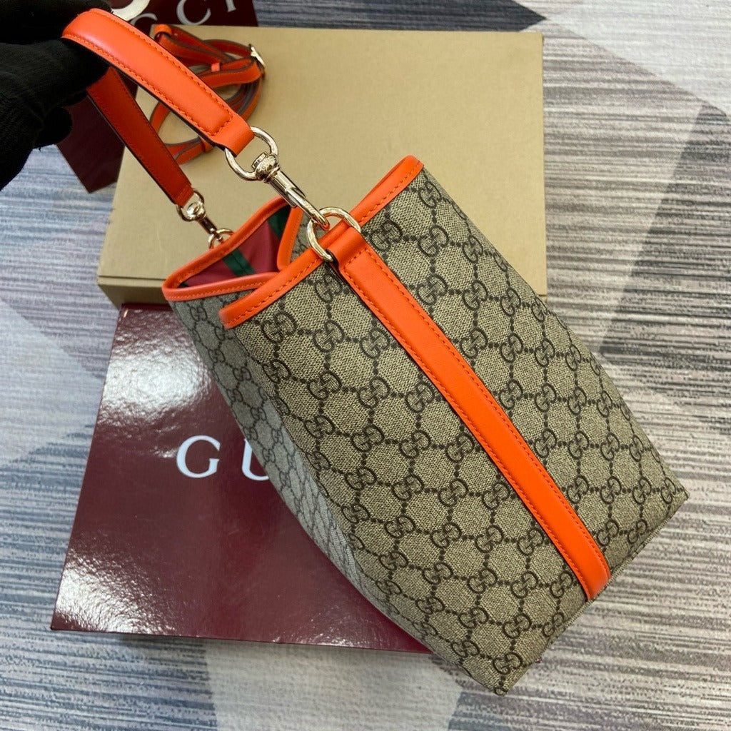Gucci: Medium Bucket Bag & Gg Emblem